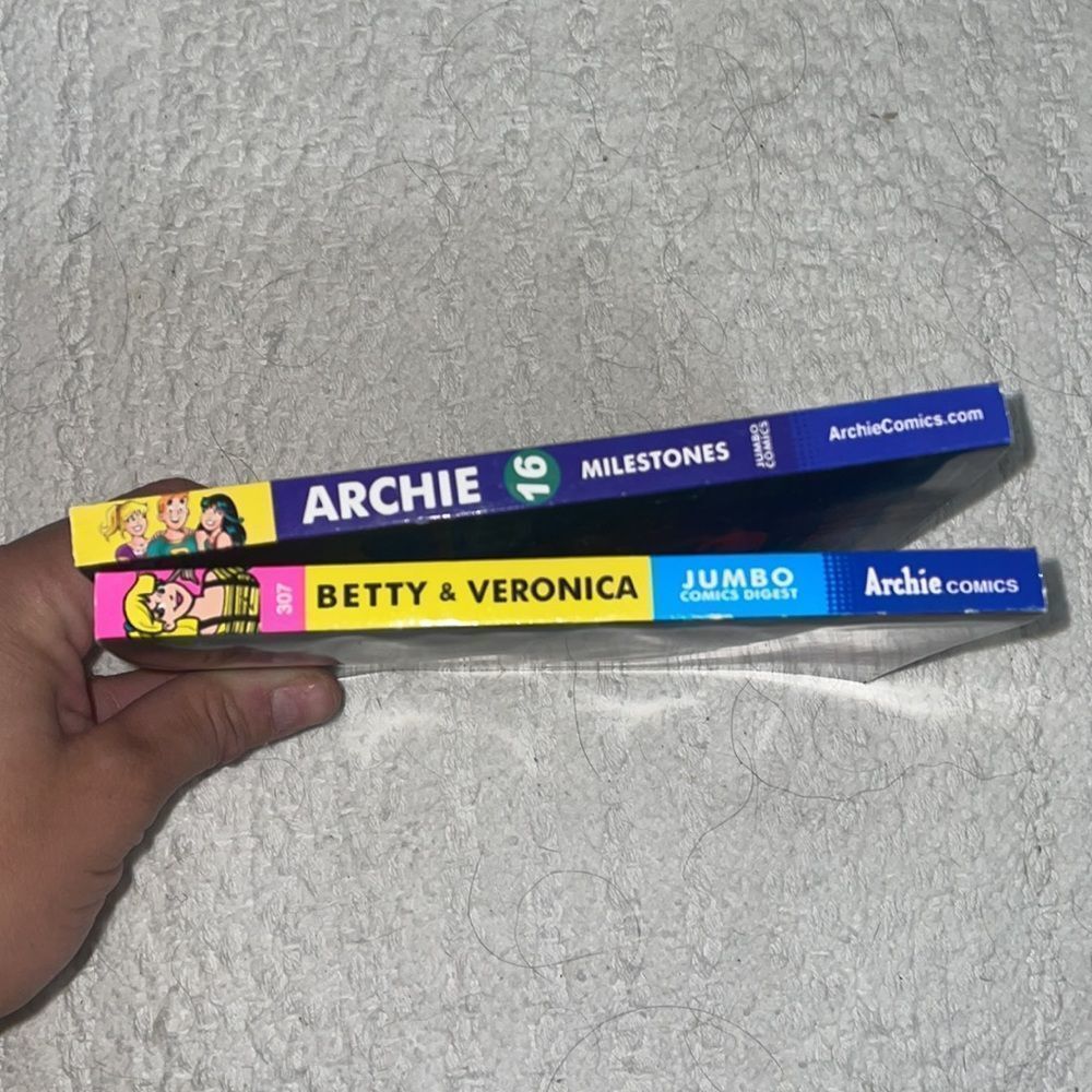 2 x Archie Comic Books - Picture 4 of 6